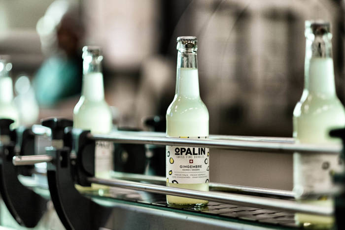 Une photo de la production de limonade Opalin au sein du laboratoire Drinklab